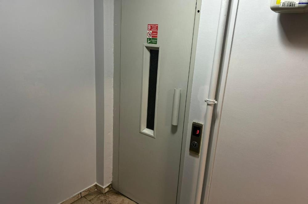 Şişli Osmanbey Metro Çıkışında, Cadde Cepheli, Yenilenmiş Ofis