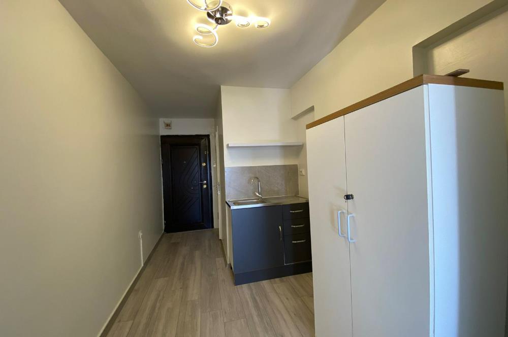 Şişli Osmanbey Metro Çıkışında, Cadde Cepheli, Yenilenmiş Ofis