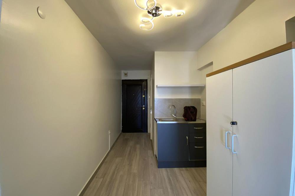 Şişli Osmanbey Metro Çıkışında, Cadde Cepheli, Yenilenmiş Ofis