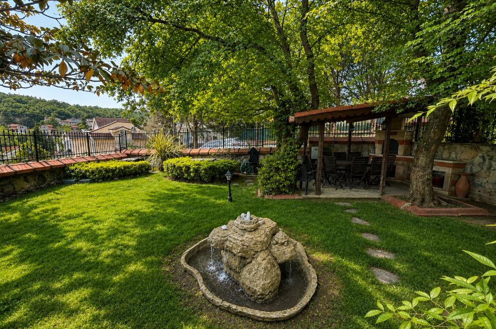 Güller Vadisi'nde Köşe Konumda Şerefiyeli Geniş Bahçeli Villa