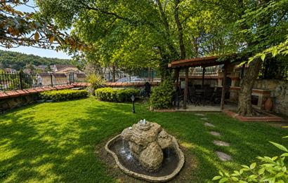 Güller Vadisi'nde Köşe Konumda Şerefiyeli Geniş Bahçeli Villa