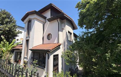 Güller Vadisi'nde Köşe Konumda Şerefiyeli Geniş Bahçeli Villa