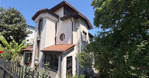 Güller Vadisi'nde Köşe Konumda Şerefiyeli Geniş Bahçeli Villa - 34344
