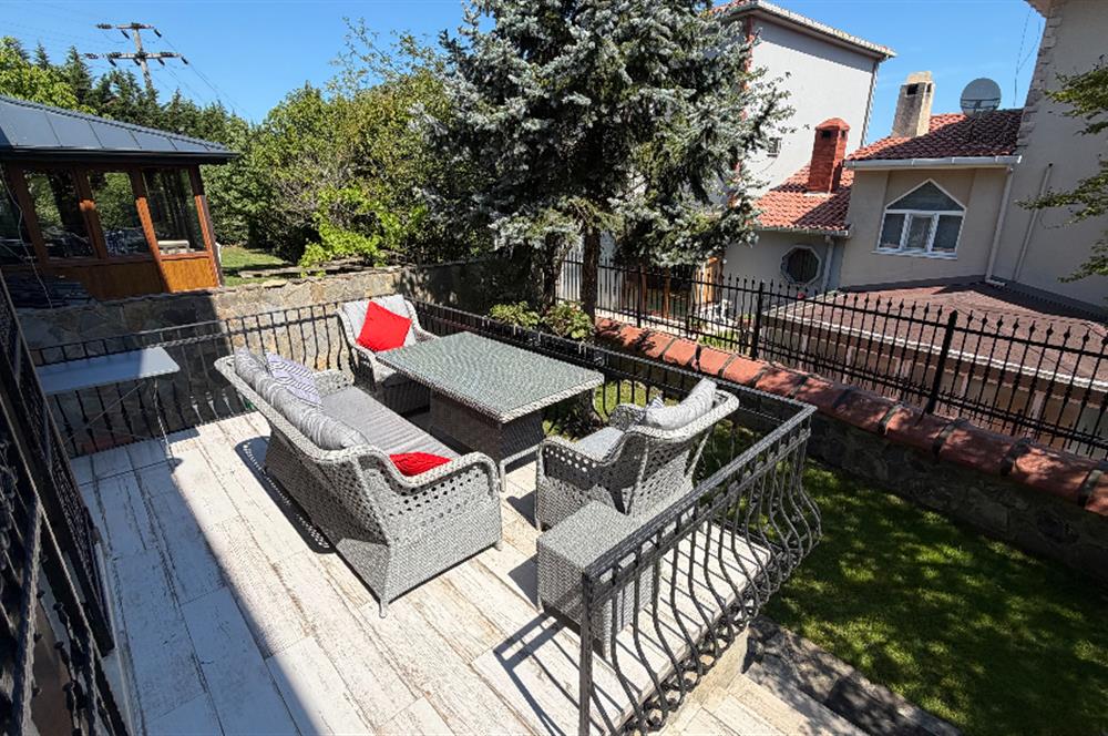 Güller Vadisi'nde Köşe Konumda Şerefiyeli Geniş Bahçeli Villa