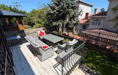 Güller Vadisi'nde Köşe Konumda Şerefiyeli Geniş Bahçeli Villa