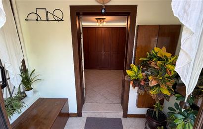 Güller Vadisi'nde Köşe Konumda Şerefiyeli Geniş Bahçeli Villa