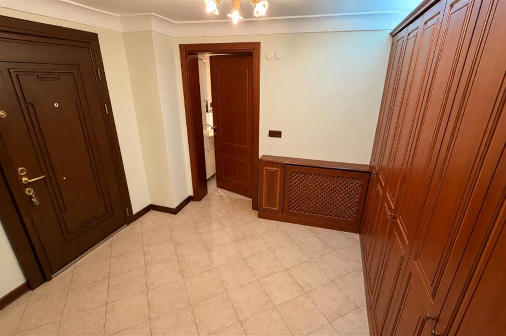 Güller Vadisi'nde Köşe Konumda Şerefiyeli Geniş Bahçeli Villa