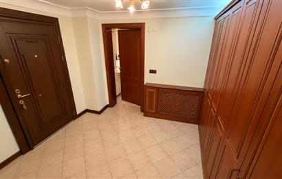 Güller Vadisi'nde Köşe Konumda Şerefiyeli Geniş Bahçeli Villa