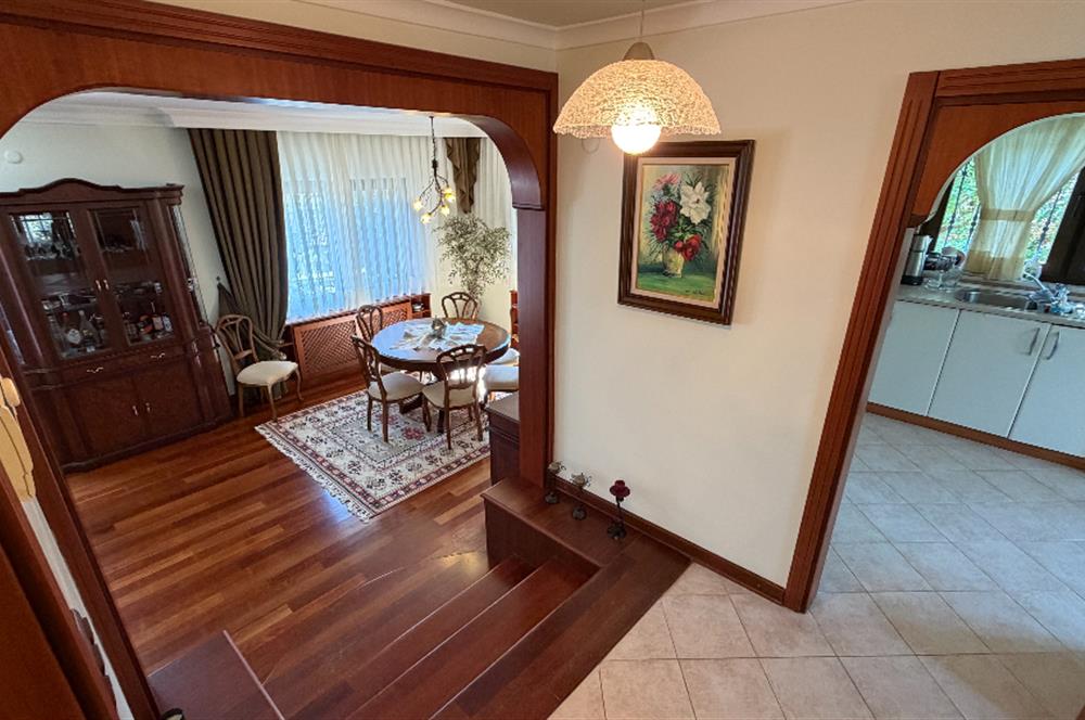 Güller Vadisi'nde Köşe Konumda Şerefiyeli Geniş Bahçeli Villa