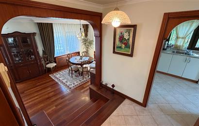 Güller Vadisi'nde Köşe Konumda Şerefiyeli Geniş Bahçeli Villa