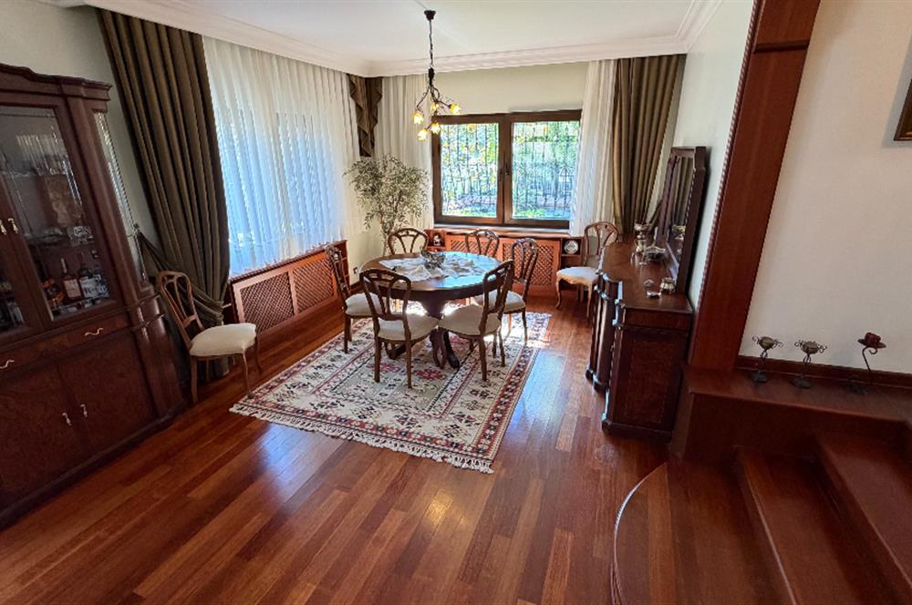 Güller Vadisi'nde Köşe Konumda Şerefiyeli Geniş Bahçeli Villa