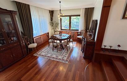 Güller Vadisi'nde Köşe Konumda Şerefiyeli Geniş Bahçeli Villa