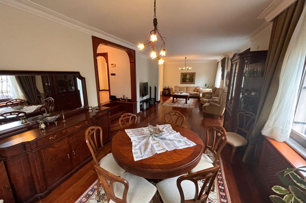 Güller Vadisi'nde Köşe Konumda Şerefiyeli Geniş Bahçeli Villa