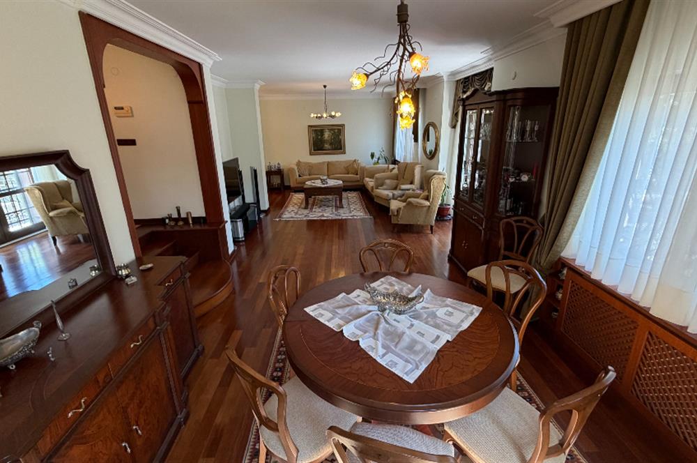 Güller Vadisi'nde Köşe Konumda Şerefiyeli Geniş Bahçeli Villa