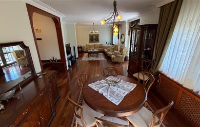 Güller Vadisi'nde Köşe Konumda Şerefiyeli Geniş Bahçeli Villa