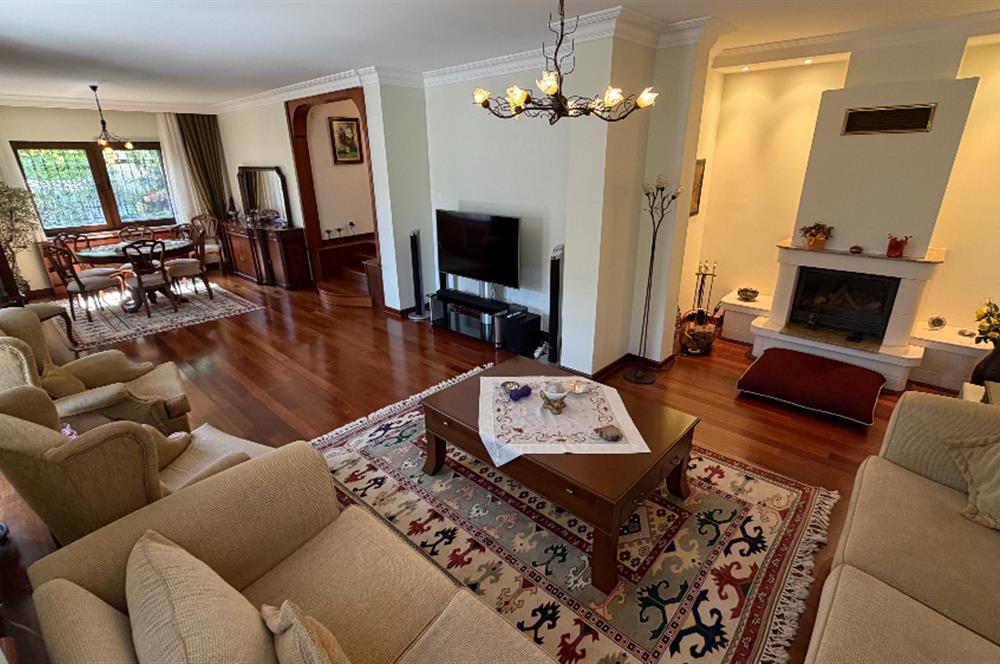 Güller Vadisi'nde Köşe Konumda Şerefiyeli Geniş Bahçeli Villa