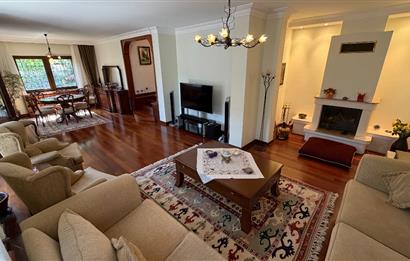 Güller Vadisi'nde Köşe Konumda Şerefiyeli Geniş Bahçeli Villa