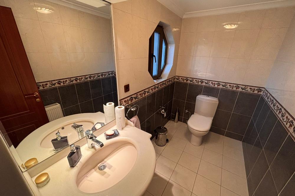 Güller Vadisi'nde Köşe Konumda Şerefiyeli Geniş Bahçeli Villa