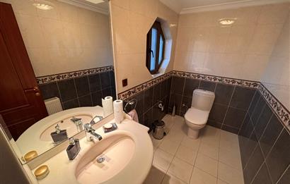 Güller Vadisi'nde Köşe Konumda Şerefiyeli Geniş Bahçeli Villa