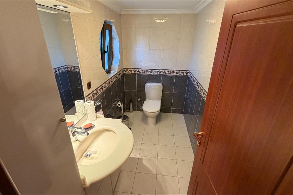 Güller Vadisi'nde Köşe Konumda Şerefiyeli Geniş Bahçeli Villa