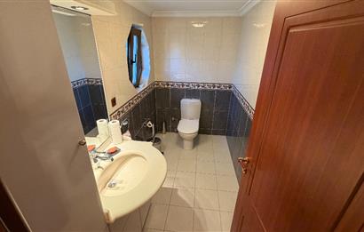 Güller Vadisi'nde Köşe Konumda Şerefiyeli Geniş Bahçeli Villa