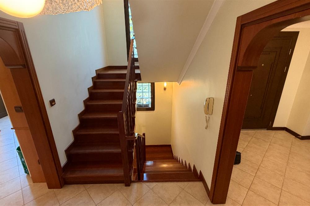 Güller Vadisi'nde Köşe Konumda Şerefiyeli Geniş Bahçeli Villa