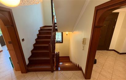 Güller Vadisi'nde Köşe Konumda Şerefiyeli Geniş Bahçeli Villa