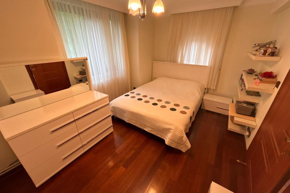 Güller Vadisi'nde Köşe Konumda Şerefiyeli Geniş Bahçeli Villa