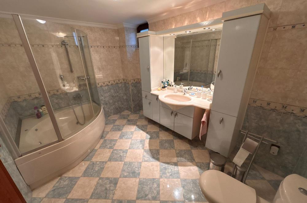 Güller Vadisi'nde Köşe Konumda Şerefiyeli Geniş Bahçeli Villa