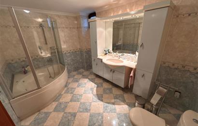 Güller Vadisi'nde Köşe Konumda Şerefiyeli Geniş Bahçeli Villa