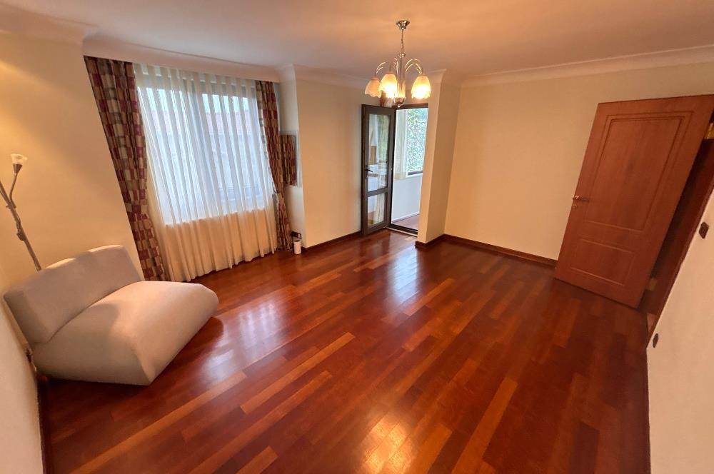Güller Vadisi'nde Köşe Konumda Şerefiyeli Geniş Bahçeli Villa