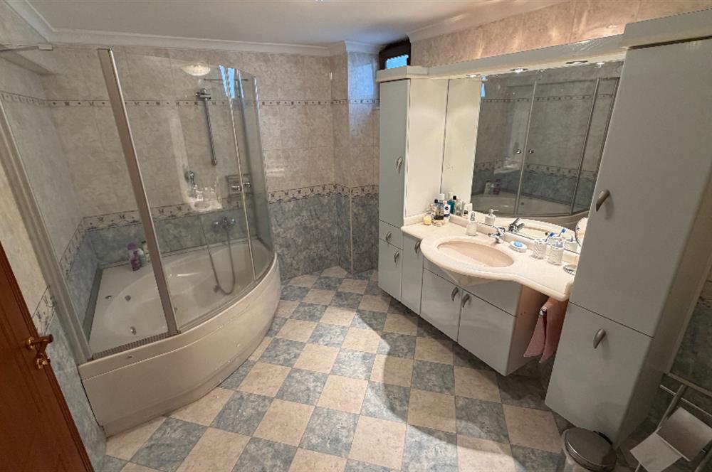 Güller Vadisi'nde Köşe Konumda Şerefiyeli Geniş Bahçeli Villa