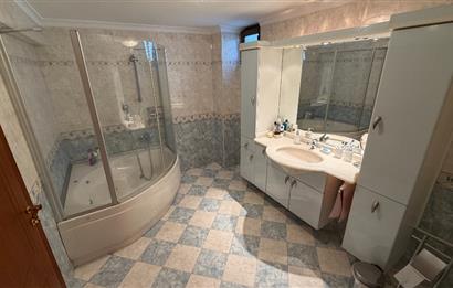 Güller Vadisi'nde Köşe Konumda Şerefiyeli Geniş Bahçeli Villa
