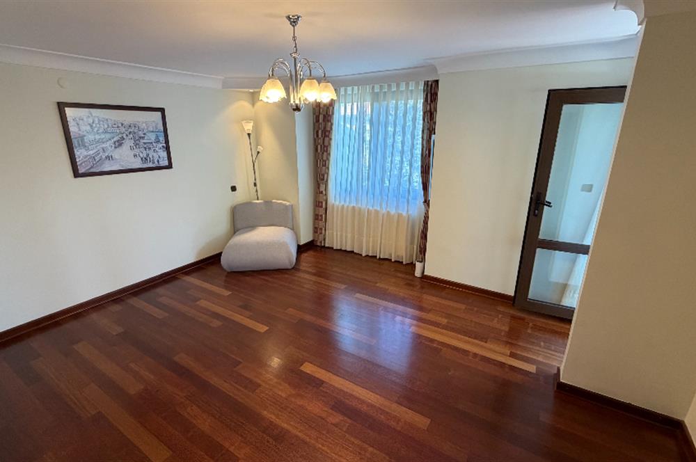 Güller Vadisi'nde Köşe Konumda Şerefiyeli Geniş Bahçeli Villa