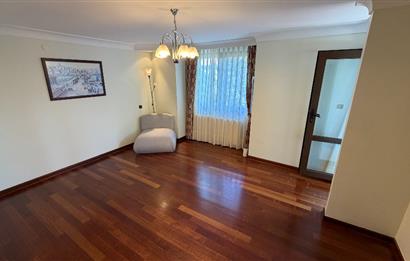 Güller Vadisi'nde Köşe Konumda Şerefiyeli Geniş Bahçeli Villa
