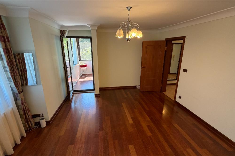 Güller Vadisi'nde Köşe Konumda Şerefiyeli Geniş Bahçeli Villa