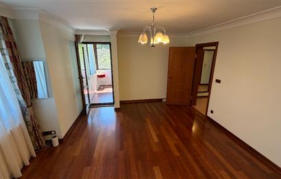 Güller Vadisi'nde Köşe Konumda Şerefiyeli Geniş Bahçeli Villa