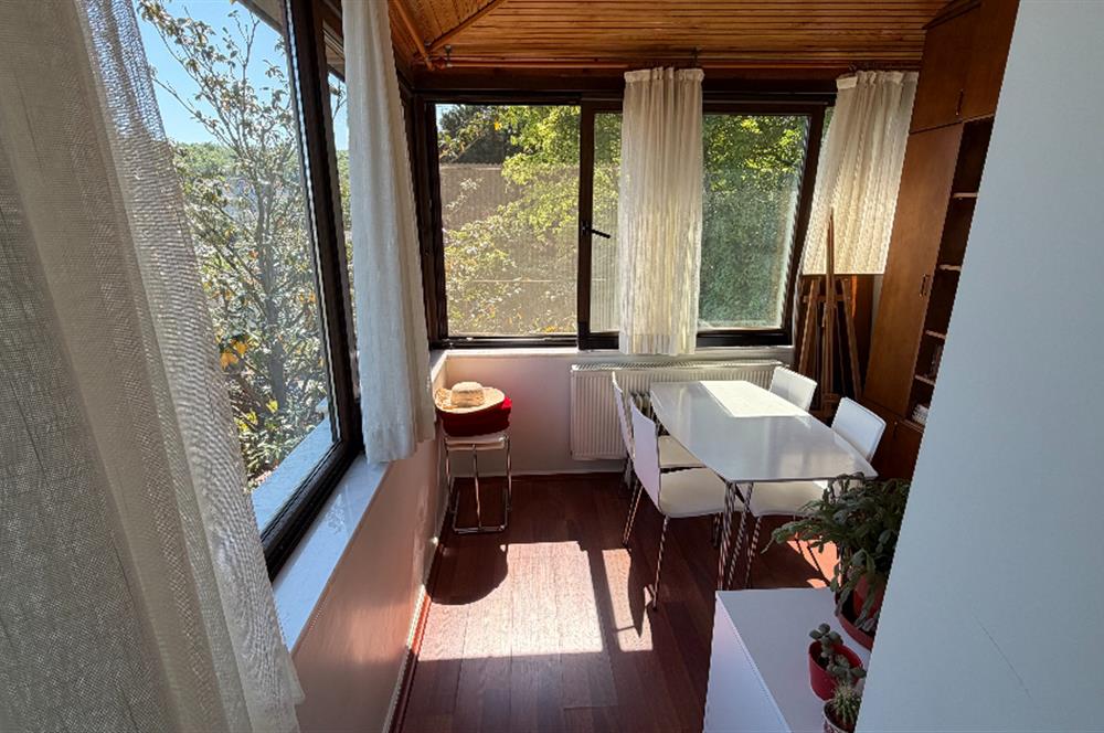 Güller Vadisi'nde Köşe Konumda Şerefiyeli Geniş Bahçeli Villa