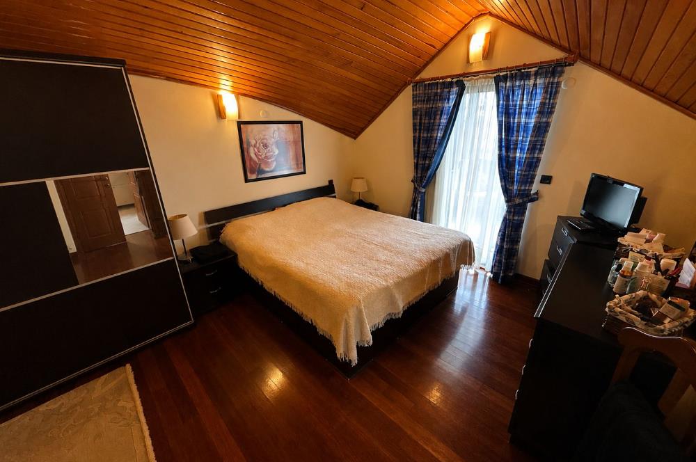 Güller Vadisi'nde Köşe Konumda Şerefiyeli Geniş Bahçeli Villa