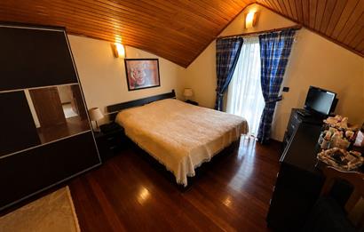 Güller Vadisi'nde Köşe Konumda Şerefiyeli Geniş Bahçeli Villa