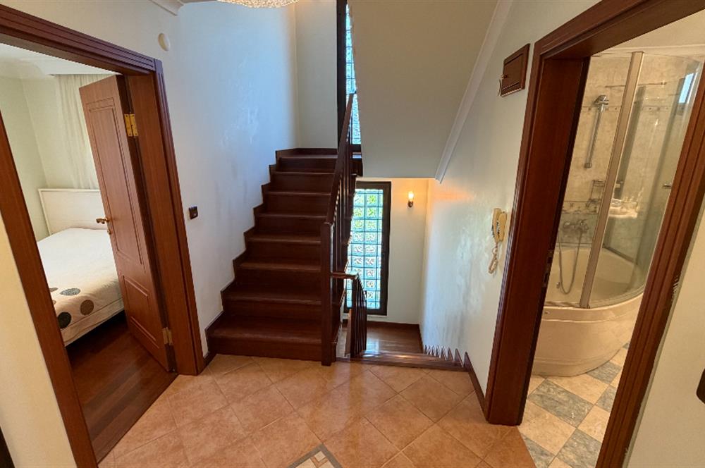 Güller Vadisi'nde Köşe Konumda Şerefiyeli Geniş Bahçeli Villa