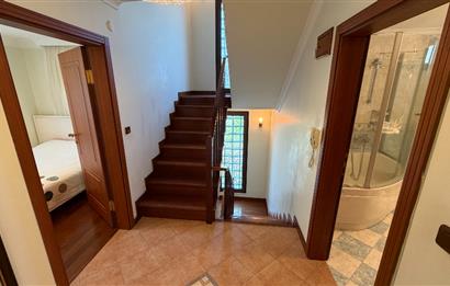 Güller Vadisi'nde Köşe Konumda Şerefiyeli Geniş Bahçeli Villa