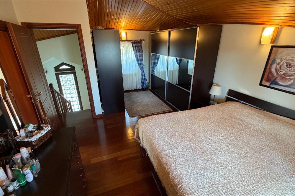 Güller Vadisi'nde Köşe Konumda Şerefiyeli Geniş Bahçeli Villa