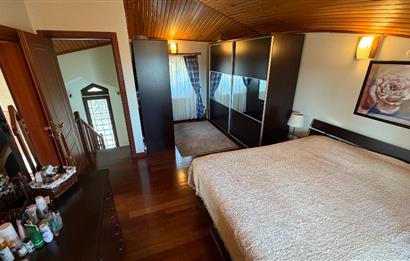 Güller Vadisi'nde Köşe Konumda Şerefiyeli Geniş Bahçeli Villa
