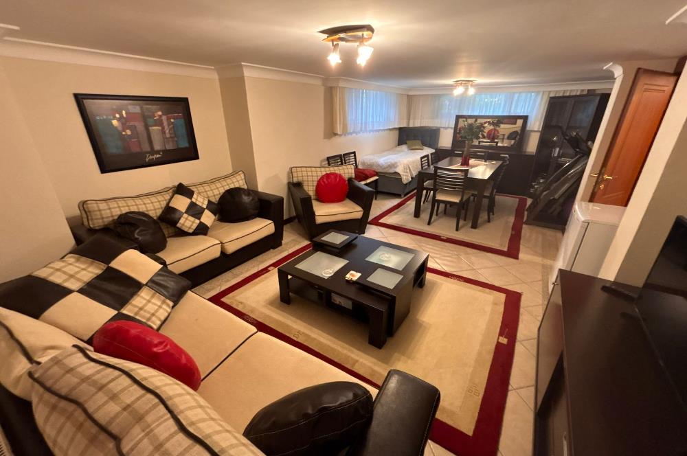 Güller Vadisi'nde Köşe Konumda Şerefiyeli Geniş Bahçeli Villa