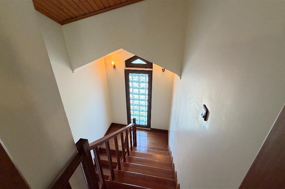 Güller Vadisi'nde Köşe Konumda Şerefiyeli Geniş Bahçeli Villa