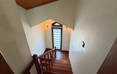 Güller Vadisi'nde Köşe Konumda Şerefiyeli Geniş Bahçeli Villa