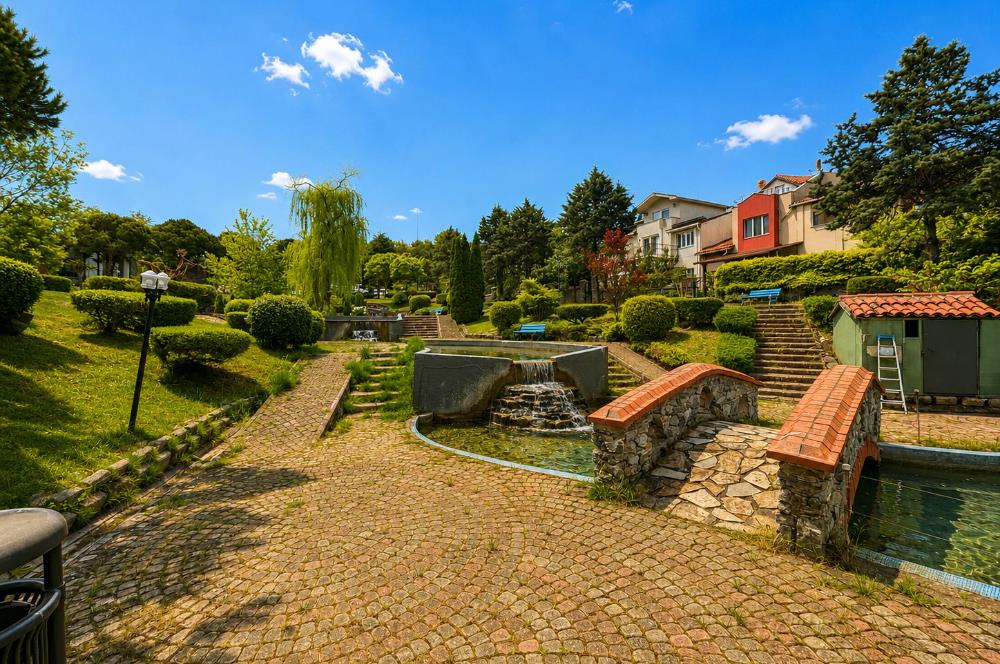 Güller Vadisi'nde Köşe Konumda Şerefiyeli Geniş Bahçeli Villa