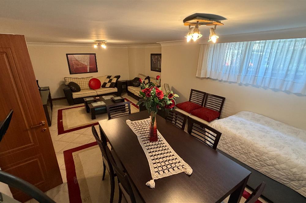 Güller Vadisi'nde Köşe Konumda Şerefiyeli Geniş Bahçeli Villa
