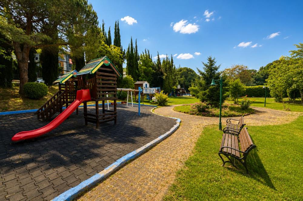 Güller Vadisi'nde Köşe Konumda Şerefiyeli Geniş Bahçeli Villa